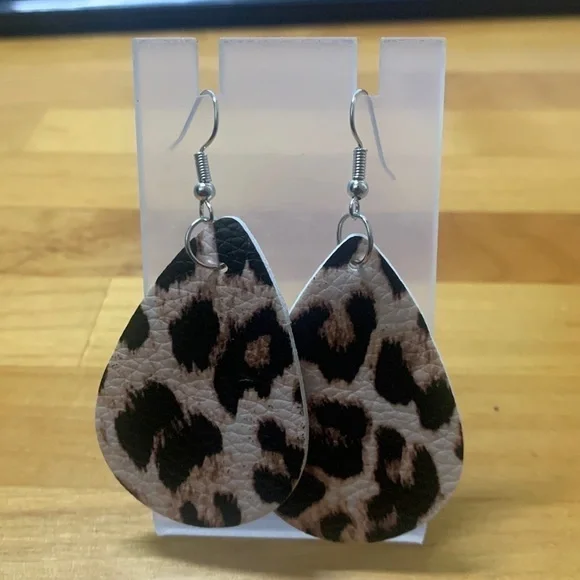 3/$24 NEW Fun Fashion Cheetah Print Earrings - Picture 1 of 2